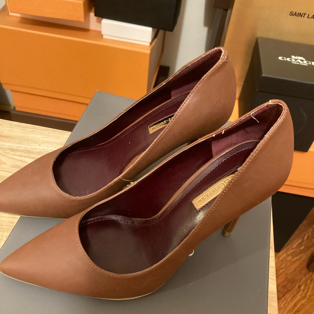 NWT BCBGeneration Brown Pointed-Toe Heel Pumps- Size 8